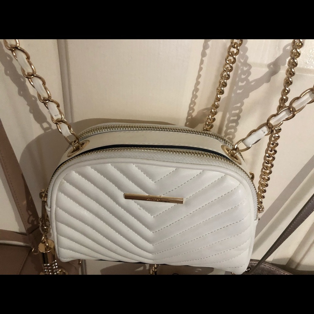 Purses keep scrolling - Picture 2 of 8